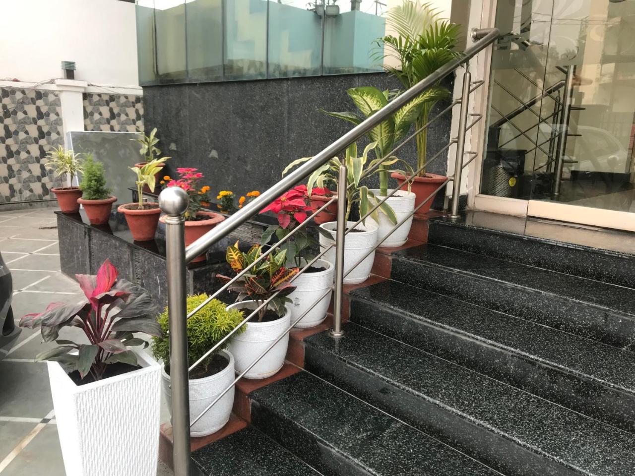 לקנאו Hotel Sunrise Inn מראה חיצוני תמונה