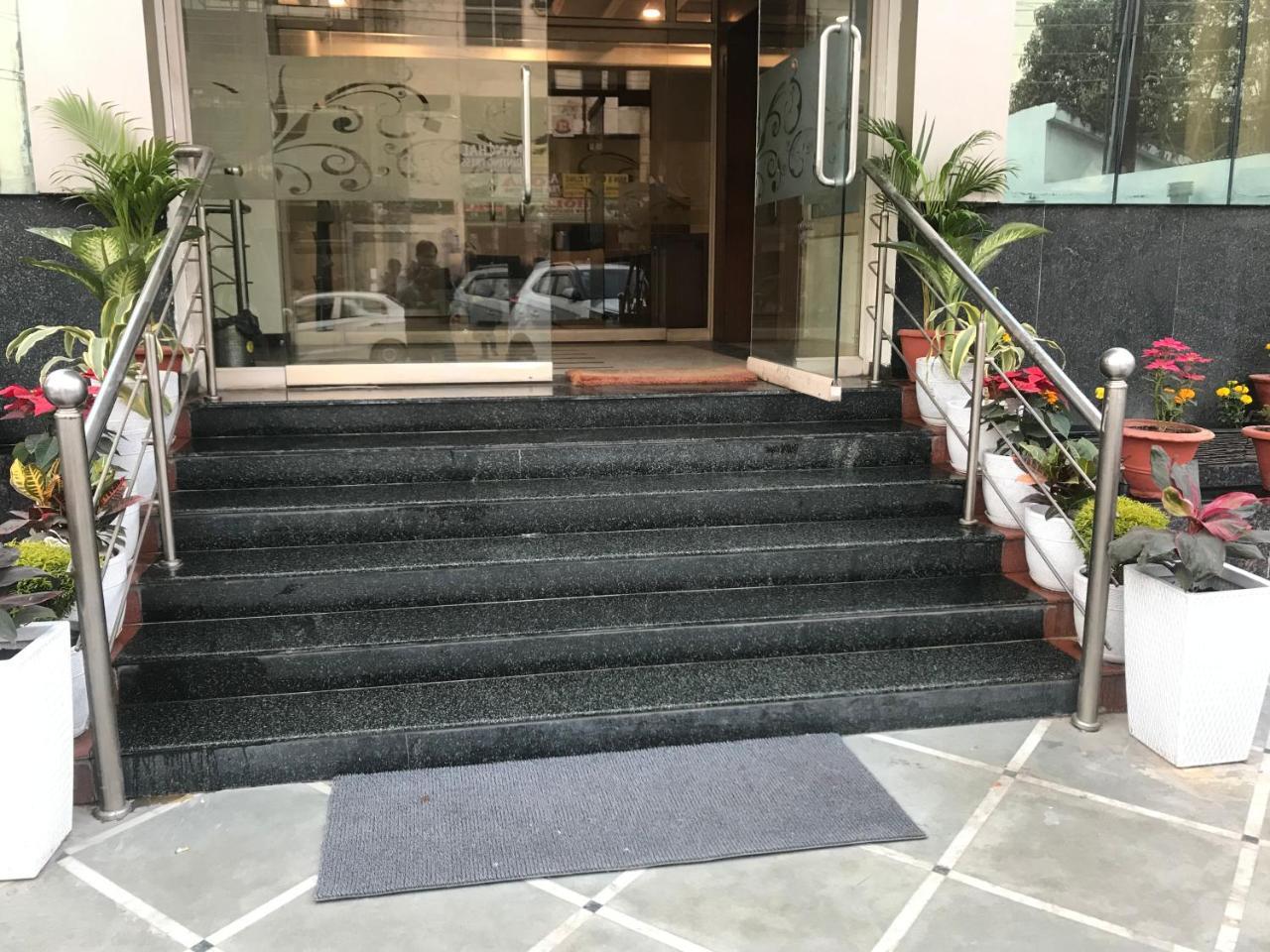 לקנאו Hotel Sunrise Inn מראה חיצוני תמונה