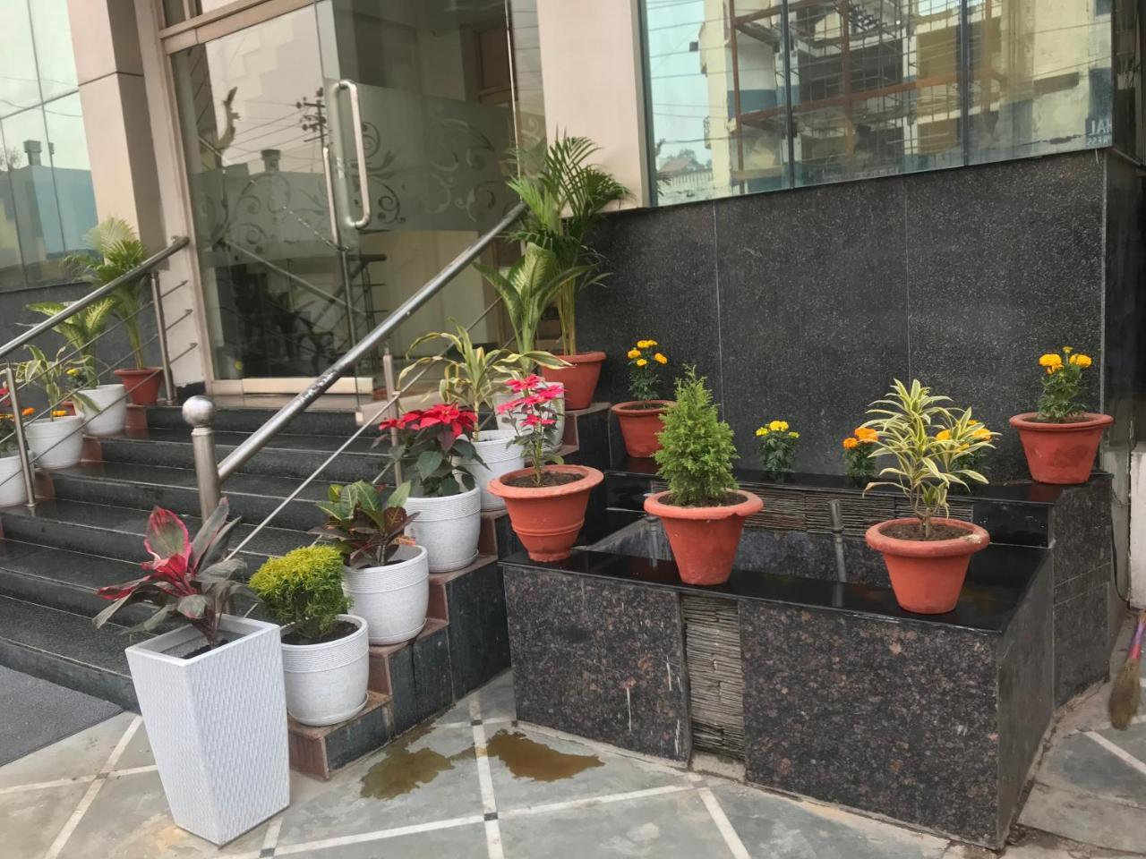 לקנאו Hotel Sunrise Inn מראה חיצוני תמונה