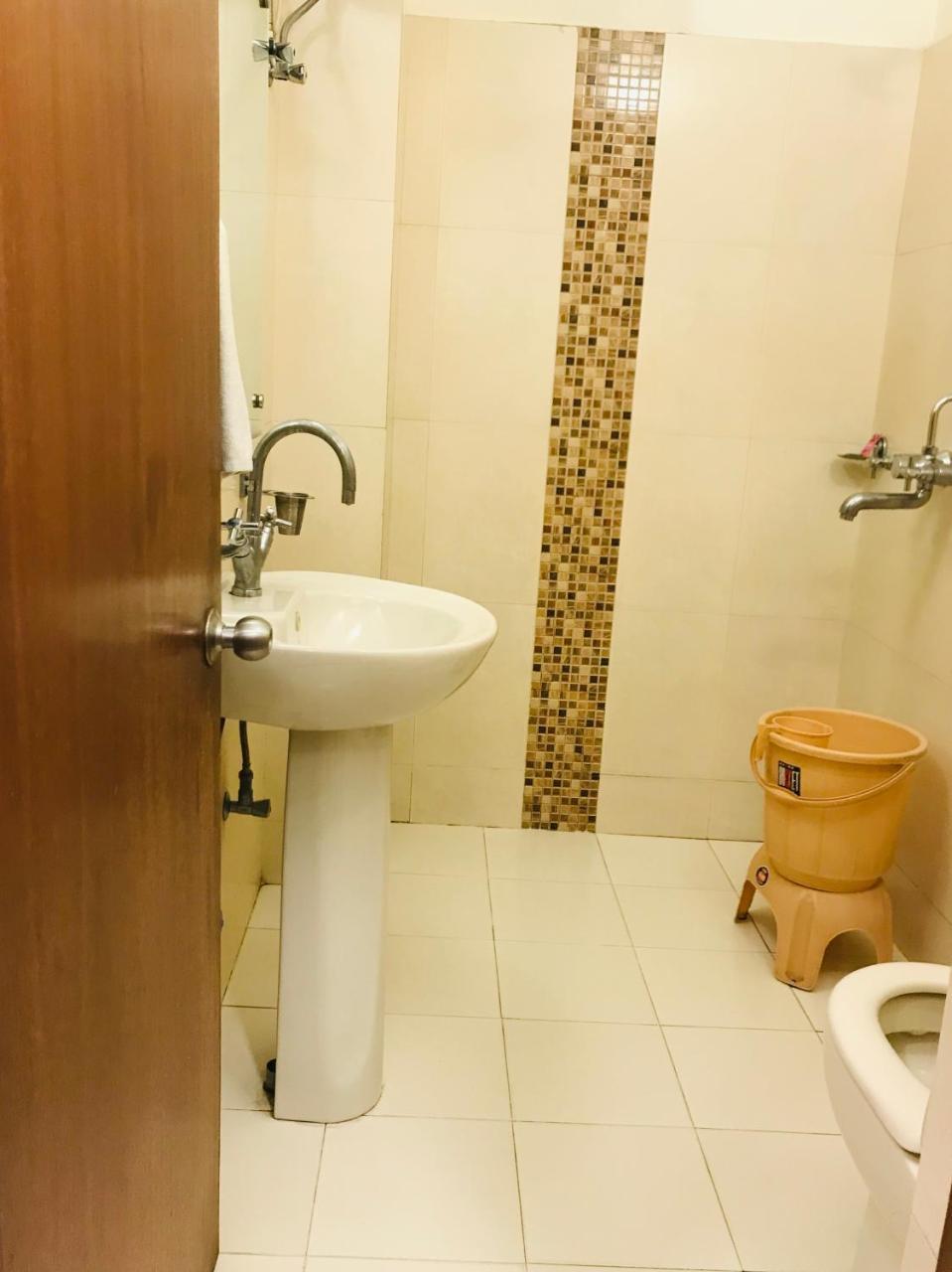לקנאו Hotel Sunrise Inn מראה חיצוני תמונה